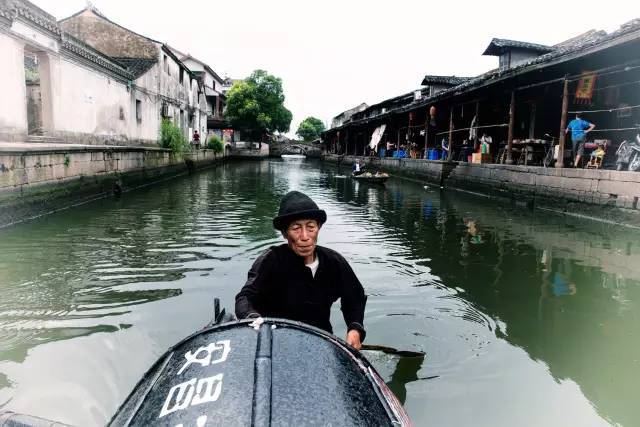 乌篷船是绍兴的特色,因为绍兴河网密布,以前的男人,个个都会撑船, 而