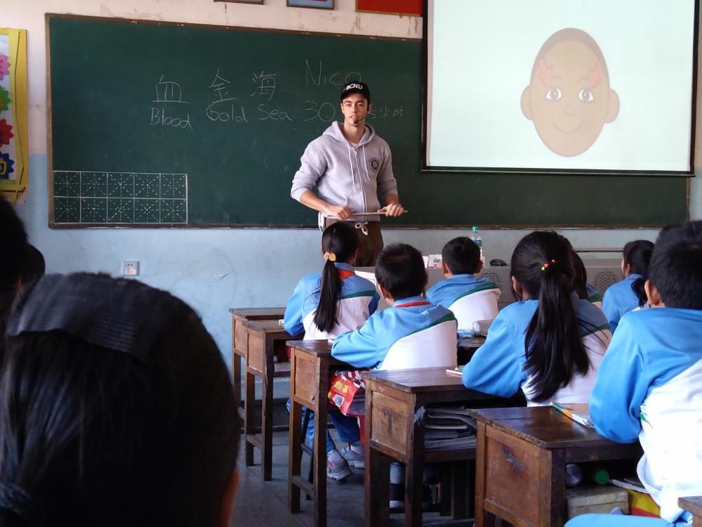 李佳豪和丽莎老师的英语课人气很旺,一双双小手举起,争相回答问题,当