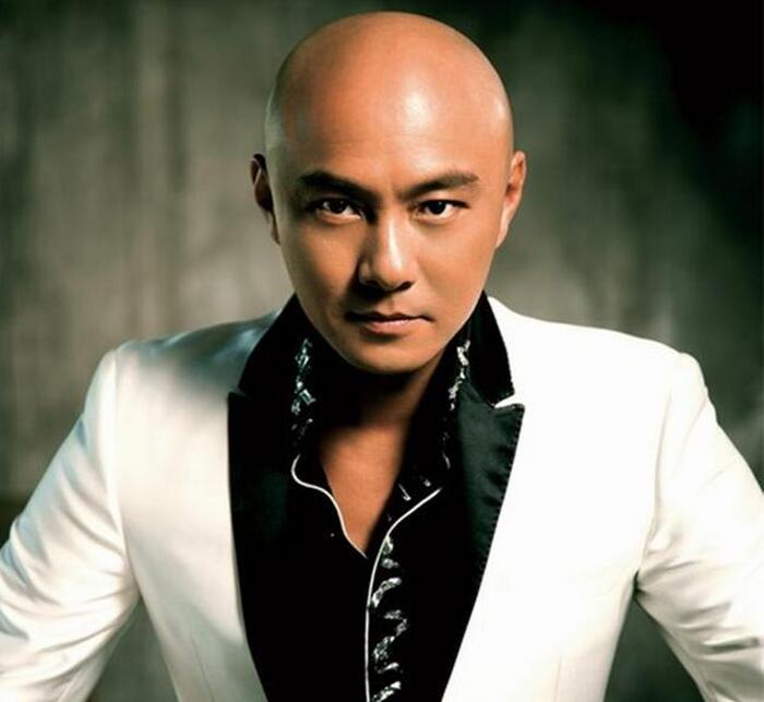 一代影视剧天王沦落到农村演出 被认成刀郎