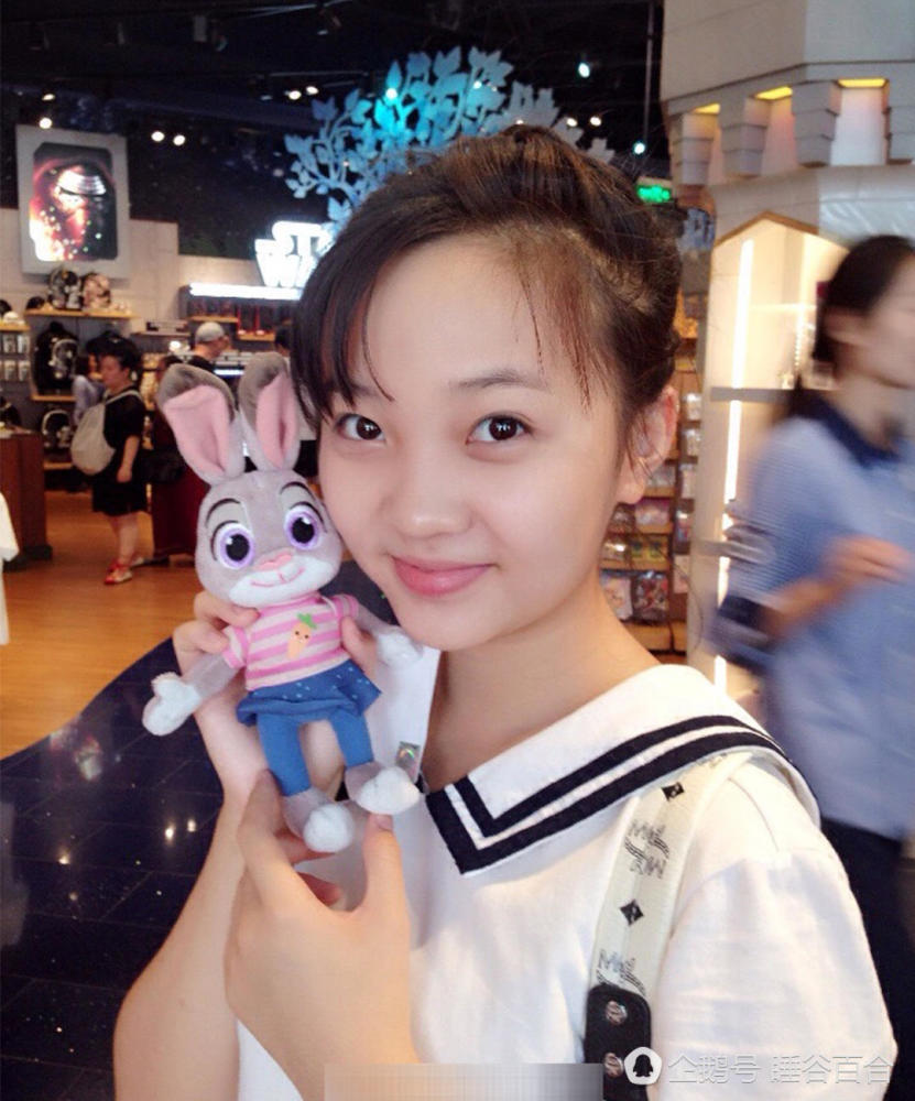 林妙可总被喷脸大 看这些日常自拍会发现原因