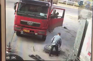 爆笑gif:妹子真性情,真喜欢飙车啊!