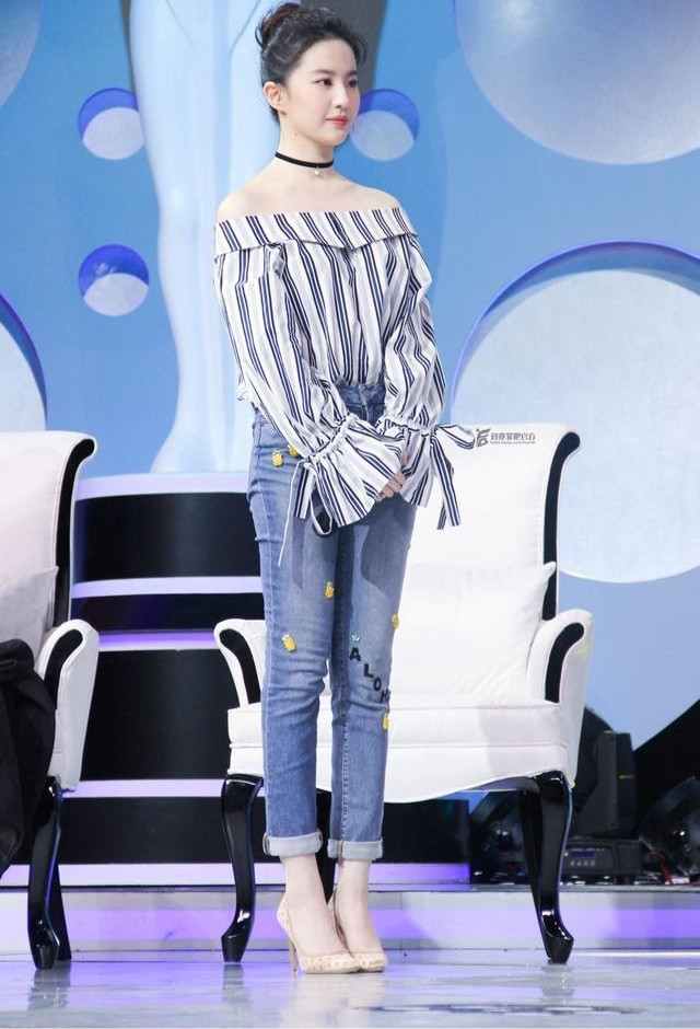 刘亦菲出席活动,坐姿成了亮点,条纹病号一字肩