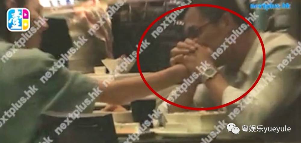 甚至还做出 "32个连环吻" 这种肉麻亲密的动作呢?