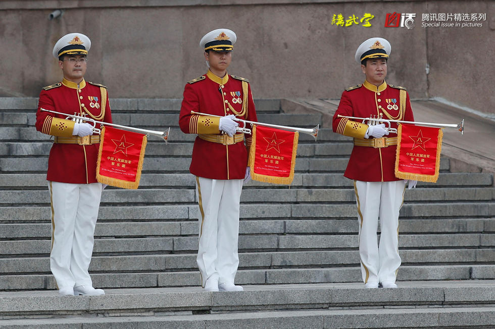 点击打开原图 【军事博览】 军乐手的行头 (水南星采编制作)Martial music hand dress - 水南星 - 水南星精品博园