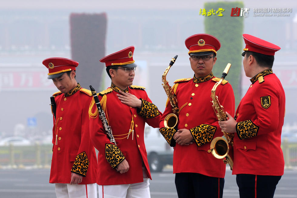 点击打开原图 【军事博览】 军乐手的行头 (水南星采编制作)Martial music hand dress - 水南星 - 水南星精品博园