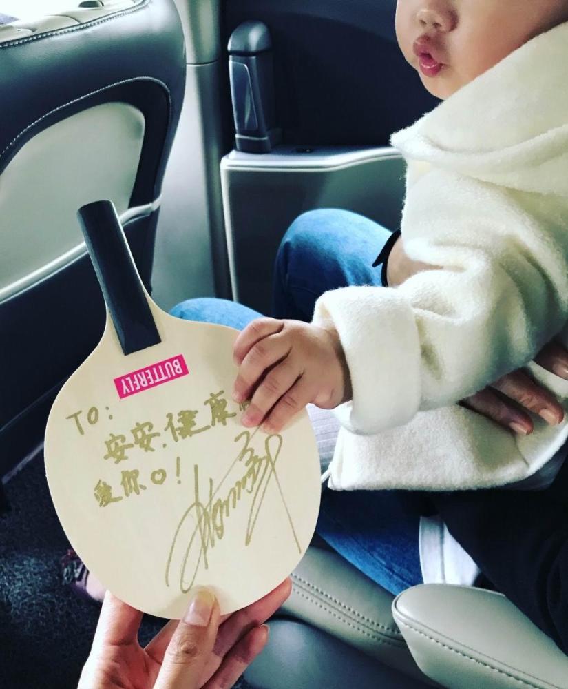 陈赫晒女儿拿张继科签名乒乓球拍 嘟嘴超萌
