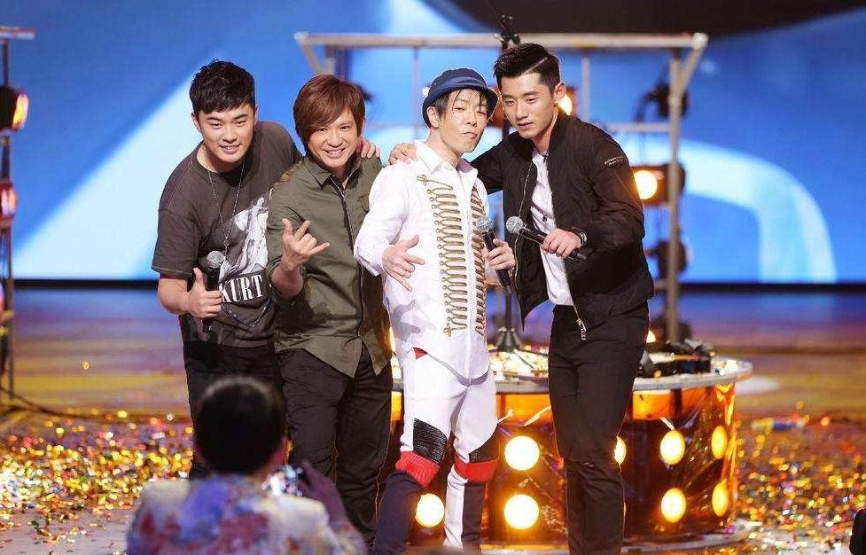 陈赫晒女儿拿张继科签名乒乓球拍 嘟嘴超萌