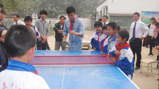 陈赫晒女儿拿张继科签名乒乓球拍 嘟嘴超萌