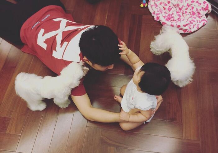 陈赫晒女儿拿张继科签名乒乓球拍 嘟嘴超萌