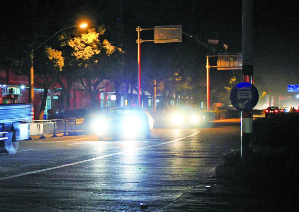 你知道在路上开车时对面冲你闪大灯