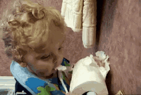 搞笑gif:妹子这挂挡的姿势很熟练,不过手动挡的摩托还