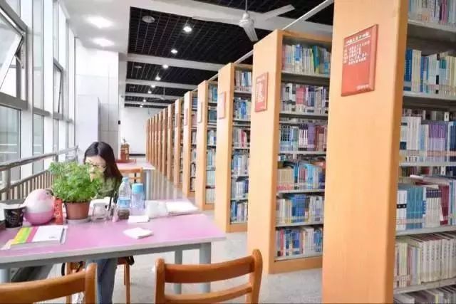 8 西南民大图书馆1951年建馆,是国内最早建立的民族院校图书馆之一!