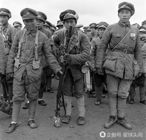 老照片:直击国民党军队的各型重武器 士兵看上去毫无生气!