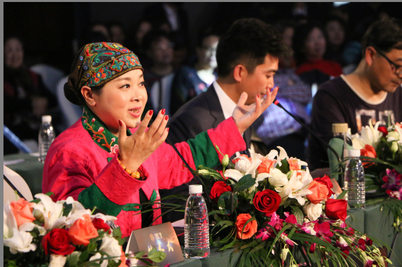 凤姐热心公益事业,为广场舞的老人们打call