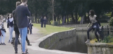 内涵段子:妹子我没有看错吧,你的包包这么放太危险了!