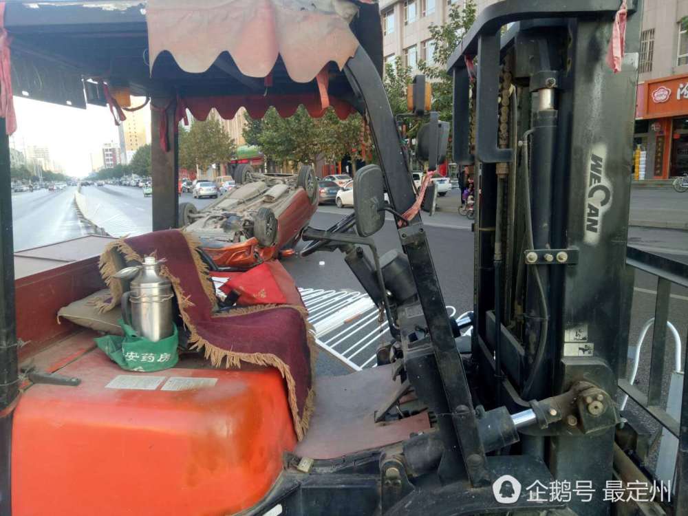定州一SUV与叉车相撞 翻倒底朝天