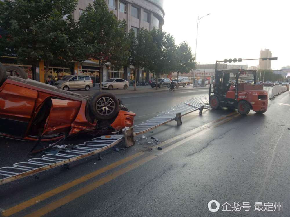 定州一SUV与叉车相撞 翻倒底朝天