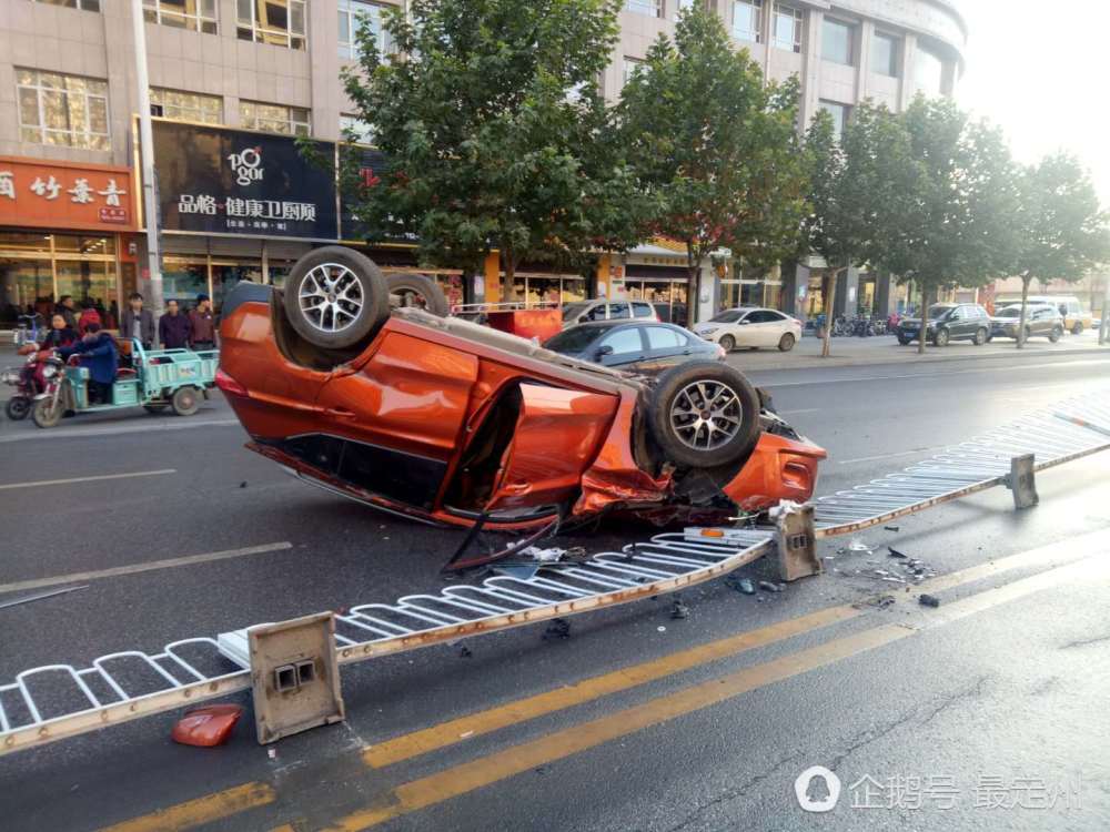 定州一SUV与叉车相撞 翻倒底朝天