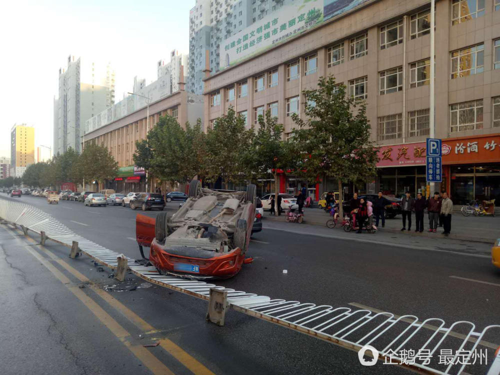 定州一SUV与叉车相撞 翻倒底朝天