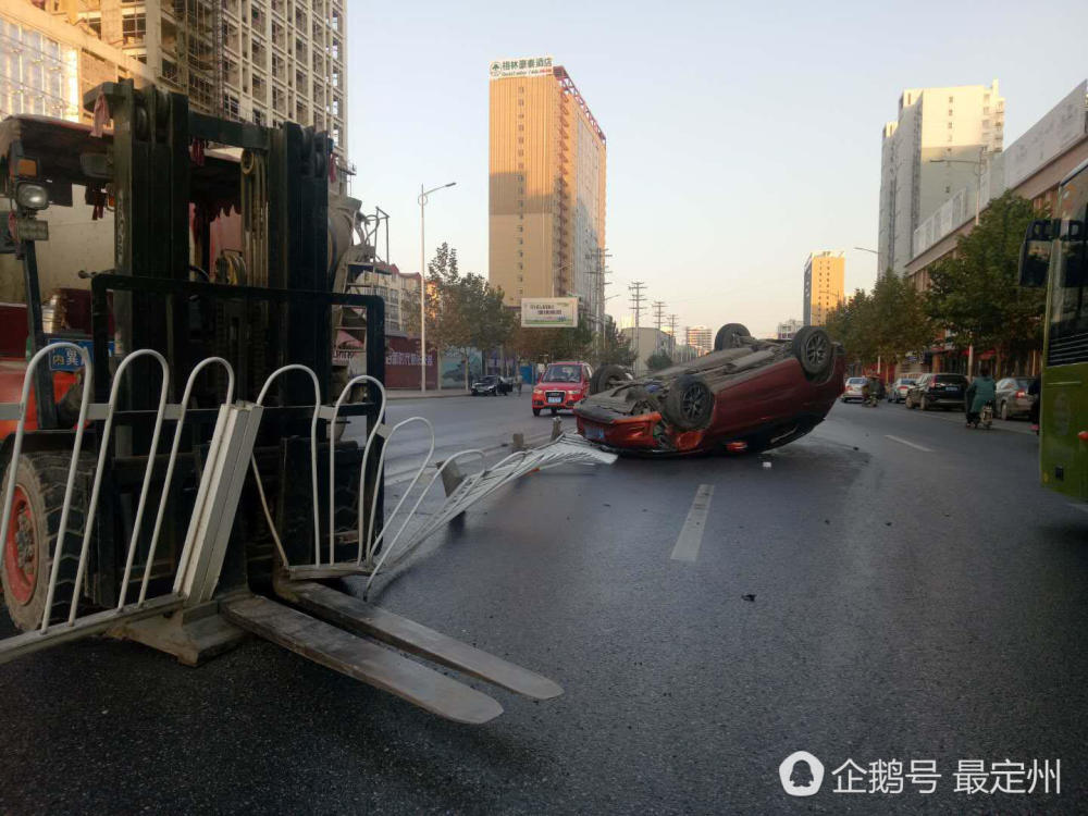 定州一SUV与叉车相撞 翻倒底朝天