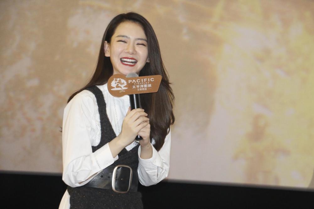 戚薇回成都宣传新片 现场有位高三粉丝激动落