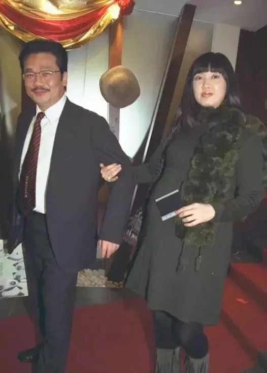 而在1999年,倪诗蓓嫁给了黄玉郎,二人婚后生下小孩,然而恋情没能熬过