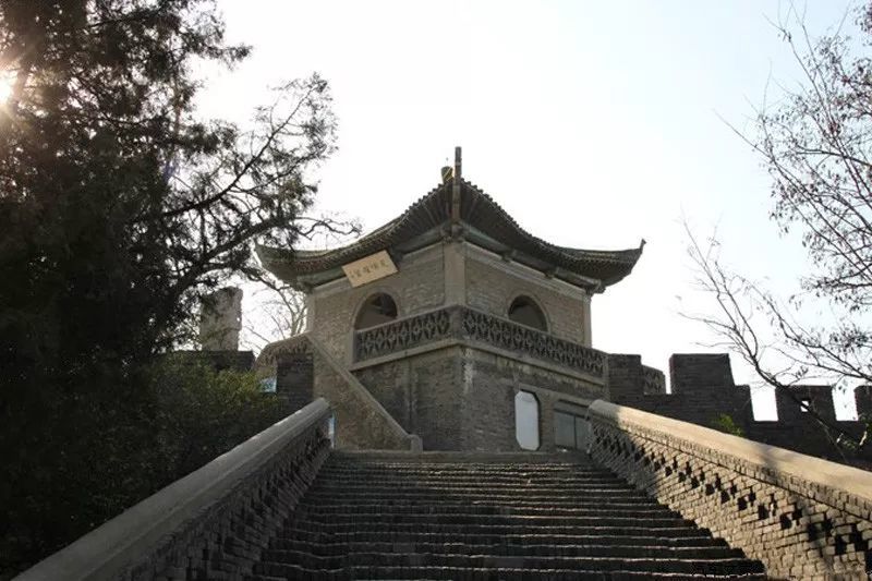 安阳古城墙角楼的一面 文峰在望 站在上面 遥望远方 文峰塔 三角湖