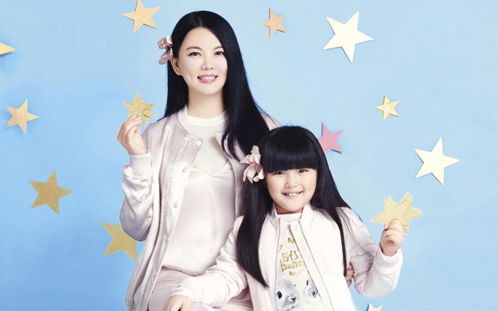 陈冠希女儿喝百元矿泉水 看明星都怎么宠孩子