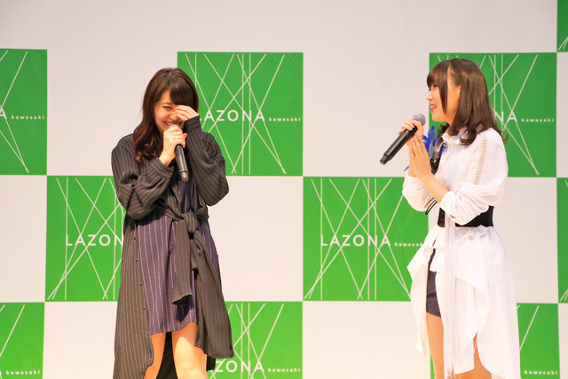 敬业！《网络胜利组》歌曲演唱者在雨天办活动