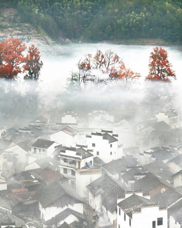 婺源,水墨画般的山村在炊烟袅袅,云雾缭绕中胜似梦中的仙境
