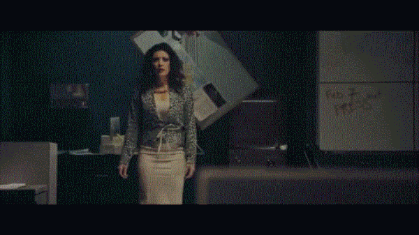 三个无能的守夜人,包括一个年轻的新人和胆大的小报记者,他们将与一