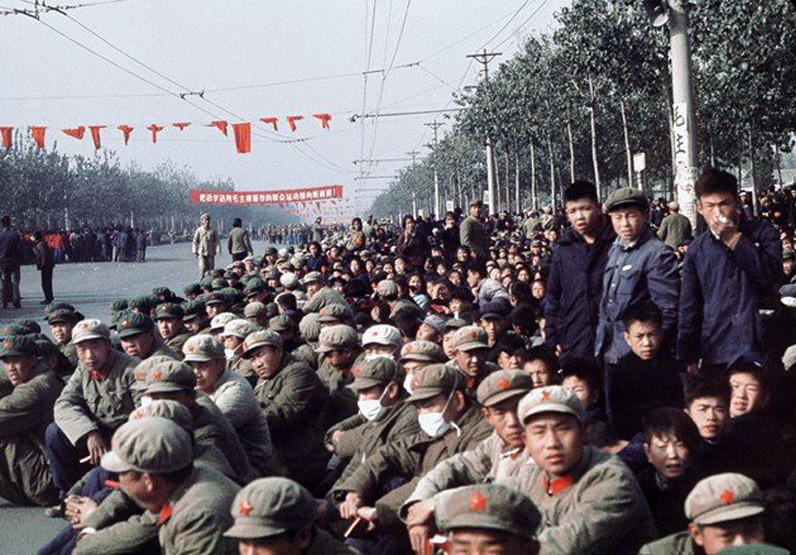 【社会历史】1966年10月1日的国庆庆祝活动等待进入天安门的队伍.
