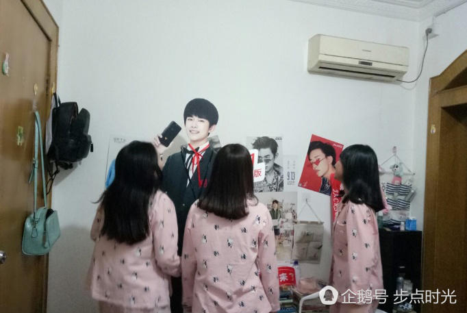 易烊千玺的女粉丝太疯狂,躲在宿舍里玩疯了!