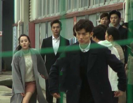 女追男隔成纱,迪丽热巴露大腿狂追小鲜肉,邓伦