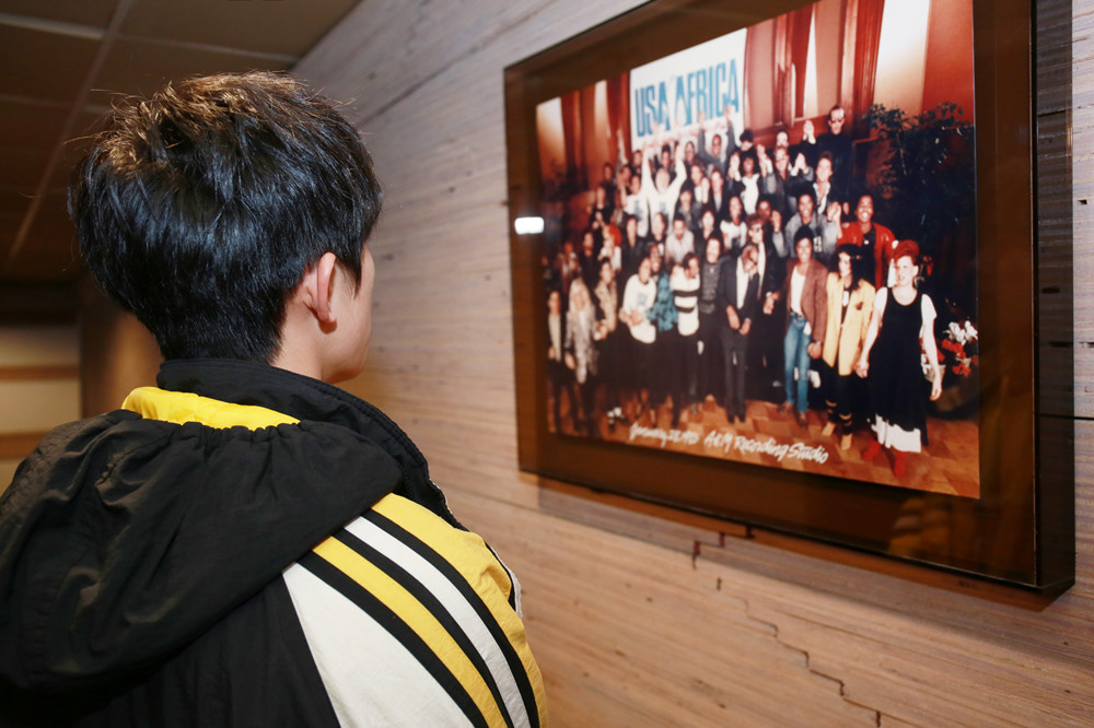 易烊千玺首支英文单曲上线 联手MJ御用团队打