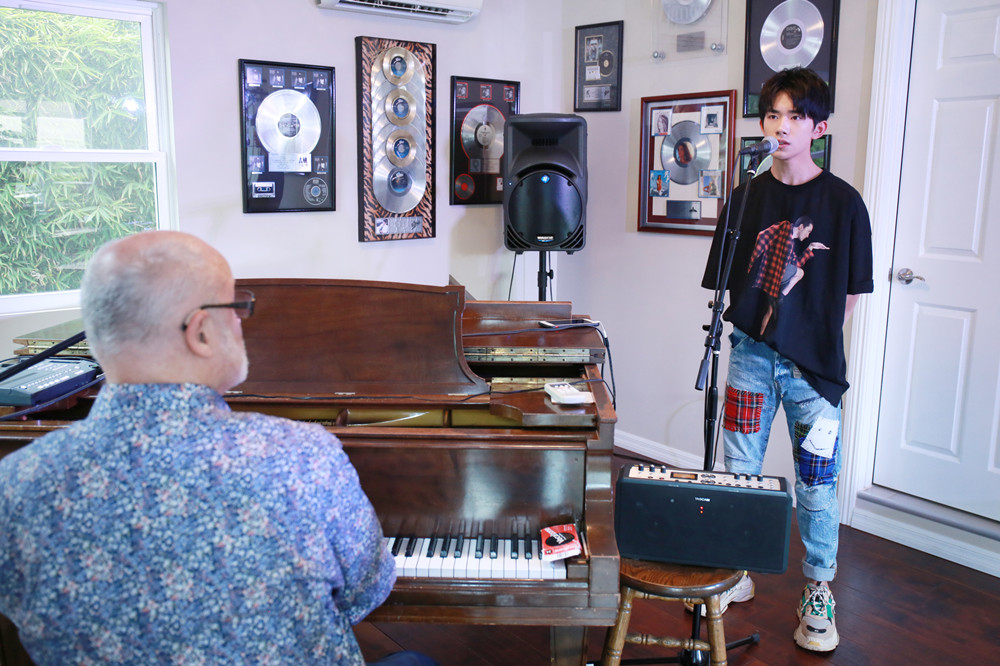 易烊千玺首支英文单曲上线 联手MJ御用团队打