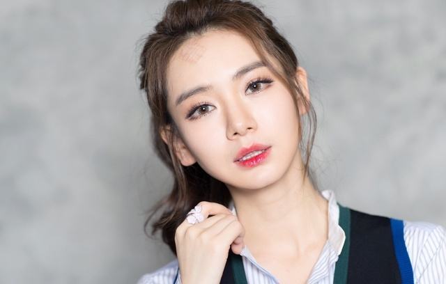 有人说《101》的张紫宁跟戚薇长得像,戚薇这样