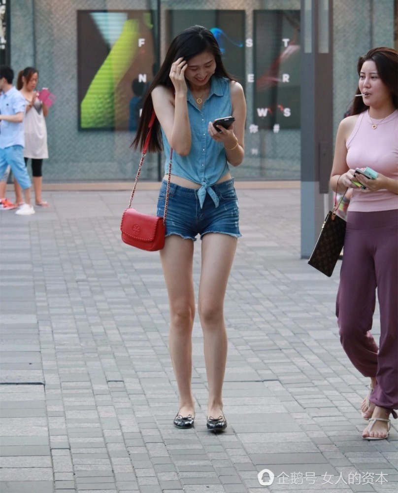 街拍:两个好看的女生,成为了风景