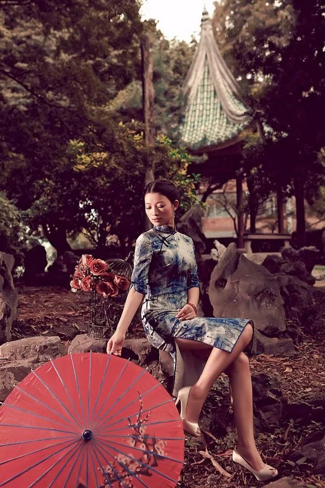 青花瓷,旗袍,油纸伞