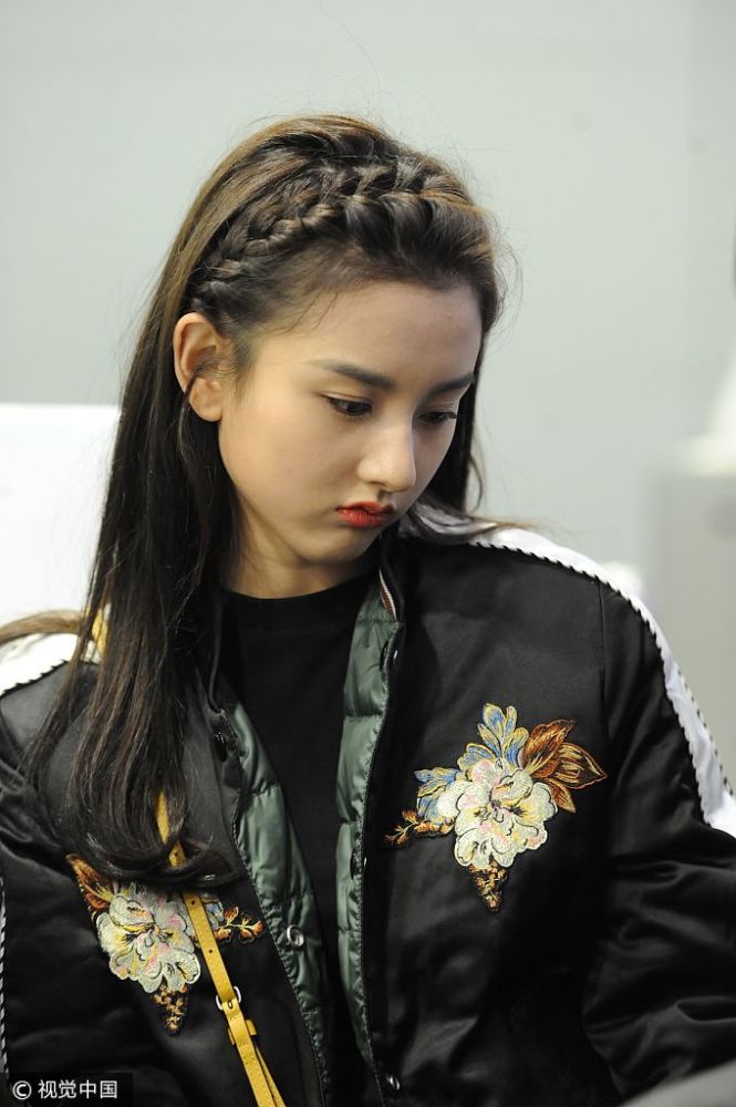 勇争表情帝!宋祖儿皱眉自语表情苦哈