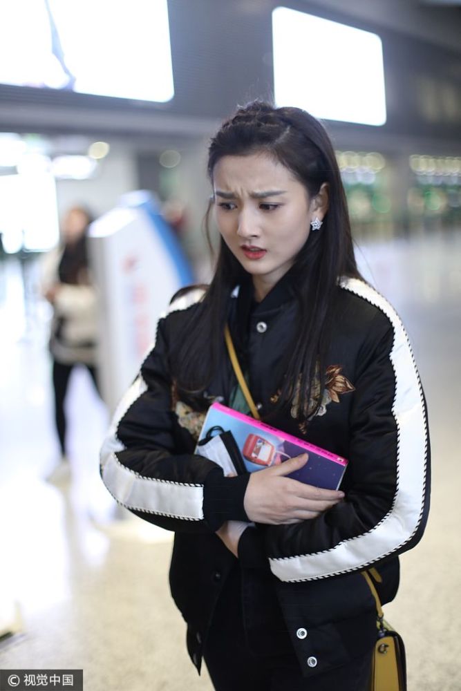 勇争表情帝!宋祖儿皱眉自语表情苦哈