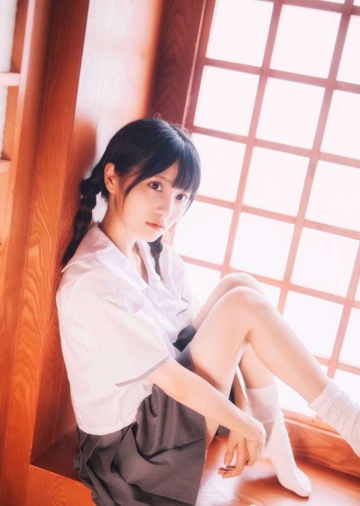 呆萌日系妹子制服唯美写真 展示人体艺术