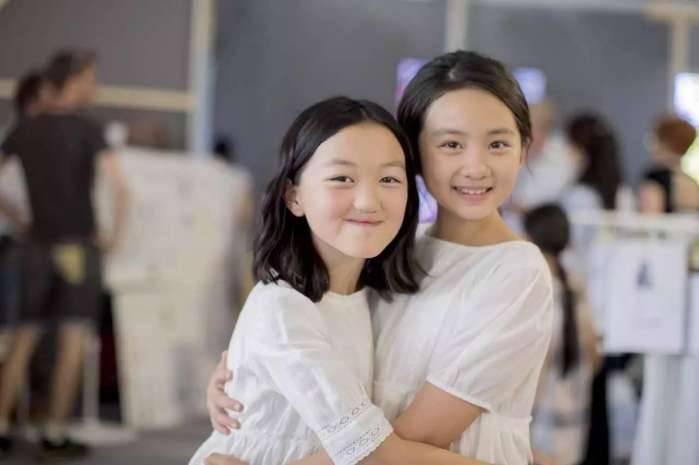 同是天生兔唇,冯小刚女儿王菲女儿差别大,网友:一个天