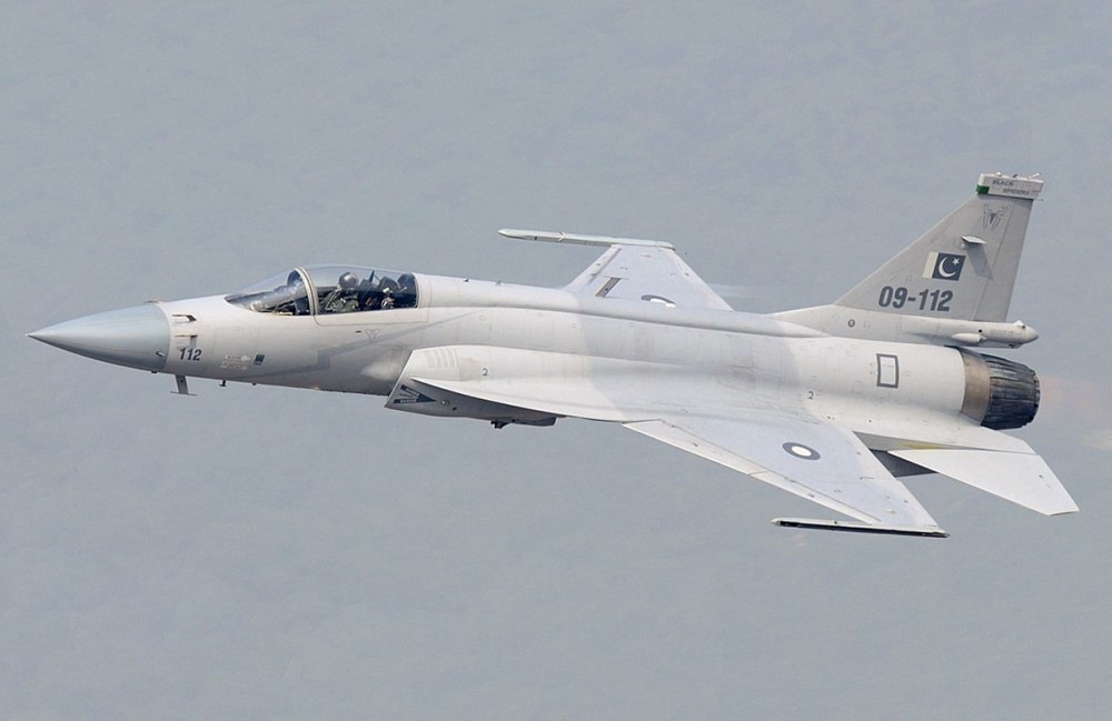 中国枭龙战斗机-9成F16性能,满地先进武器,5成