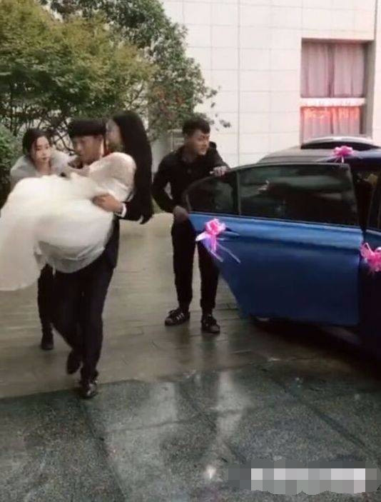 人家结婚都是这样的,新郎高兴地抱着新娘子下车.