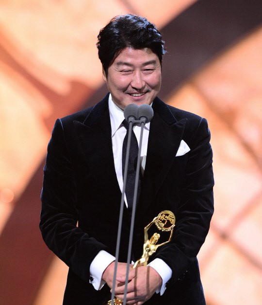 韩国电影青龙奖与金马奖一起落幕,宋康昊三夺