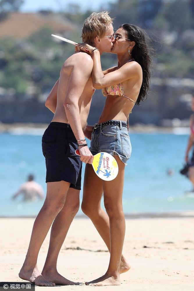 维密超模凯莉·葛尔与男友海中热吻 穿比基尼