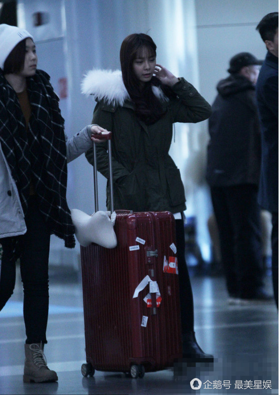 沈梦辰现身机场,棉衣裹身不忘秀美腿,同行路人