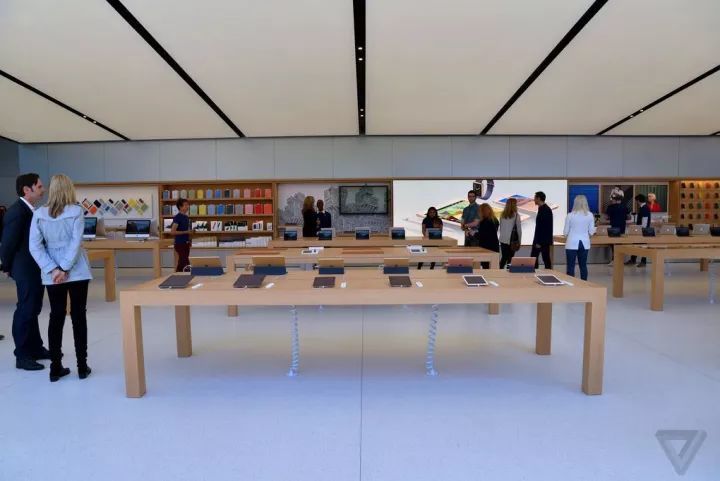 为什么苹果店的长条桌，一侧只放6台iPhone？