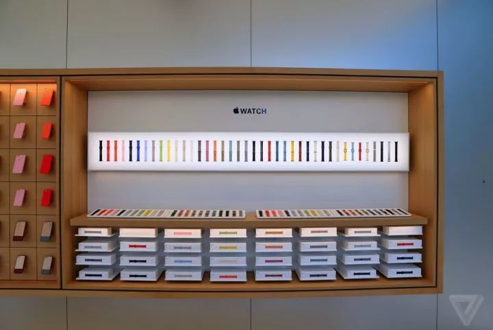 为什么苹果店的长条桌，一侧只放6台iPhone？